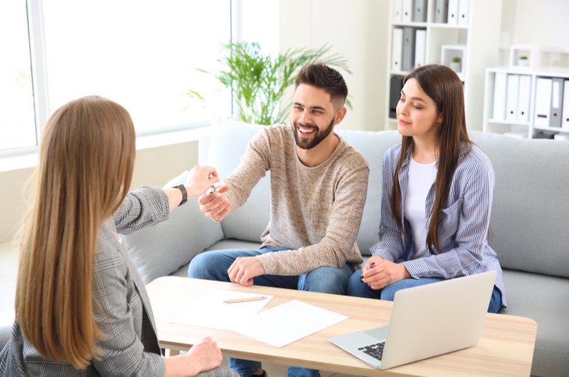 Como é feito o ágio de imóvel | Casal recebendo chaves de imóvel de corretora | Tenda Explica | Blog da Tenda 