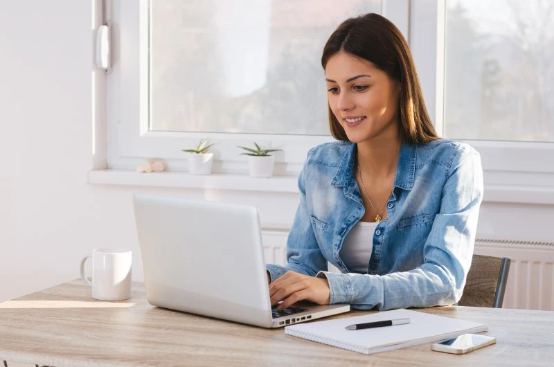 Edilício | Mulher digitando em notebook na mesa de trabalho | Blog da Tenda 