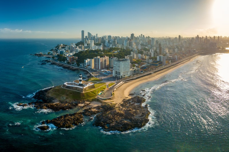 Conheça alguns dos melhores bairros de Salvador para morar | Vista aérea do Farol da Barra e orla de Salvador | Onde Morar | Blog da Tenda 
