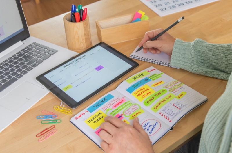 Mude seus hábitos | Pessoa planejando tarefas com caderno e tablet | Eu Dou Conta | Blog da Tenda