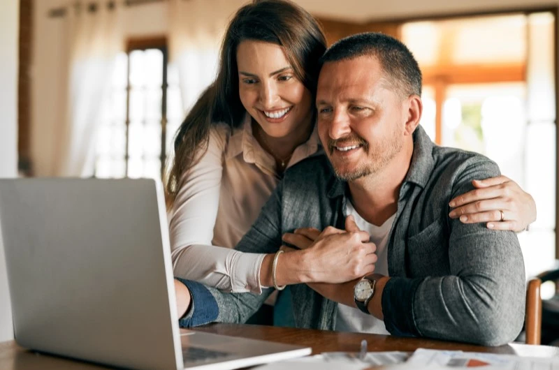 O que é reeducação financeira | Pessoa fazendo anotações com celular e calculadora na mesa | Eu Dou Conta | Blog da Tenda 