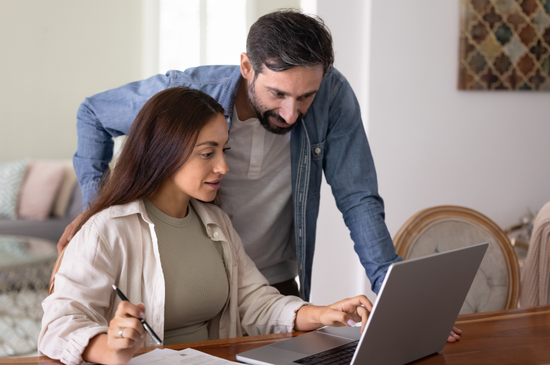 Como escolher o financiamento certo | Homem no sofá pesquisando no notebook | Casa e Decoração | Blog da Tenda 