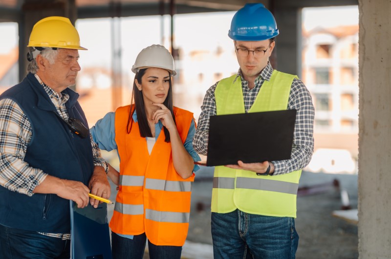 Qual a diferença entre construtora e incorporadora | Engenheiros analisando projeto em obra | Tenda Explica | Blog da Tenda 