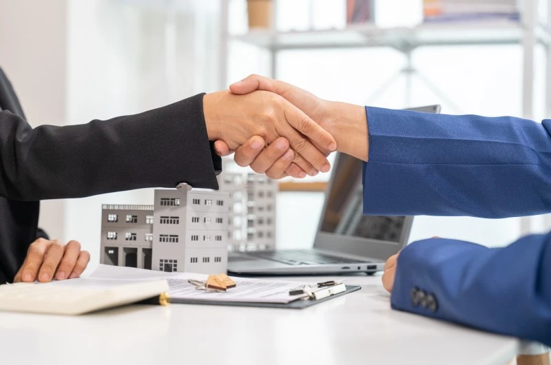 Qual é a diferença entre incorporadora, construtora e imobiliária | Aperto de mãos em negociação imobiliária | Tenda Explica | Blog da Tenda