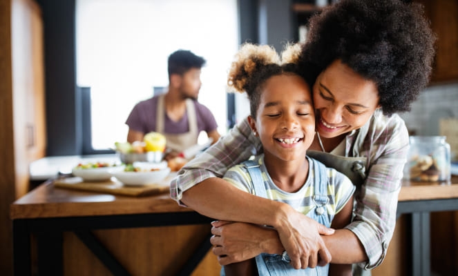 Foto de mãe e filha abraçadas