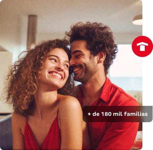 Casal feliz representando mais de 180 mil famílias que realizaram seus sonhos com a ajuda da Compra Planejada da Tenda.