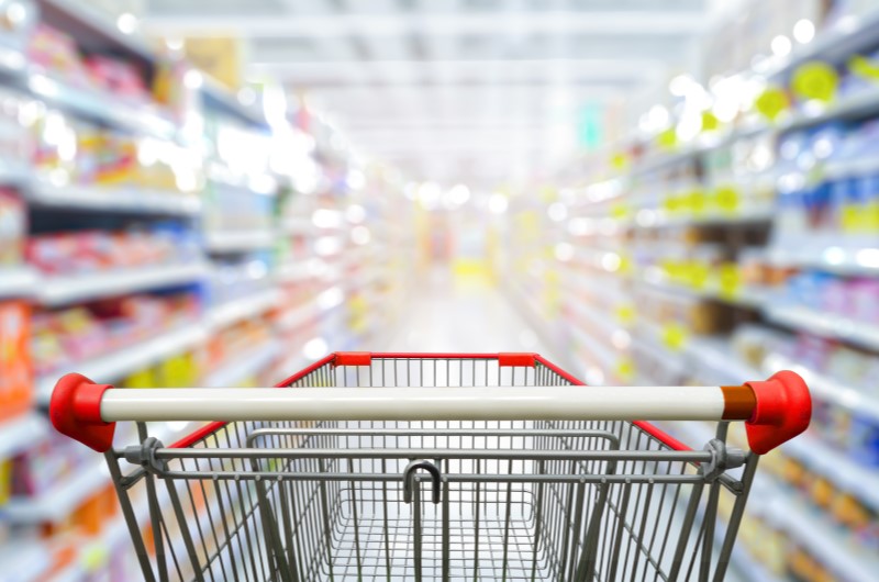 Foto de um carrinho de compras em um supermercado | Dicas para economizar com alimentação | Economia e renda extra | Eu Dou Conta