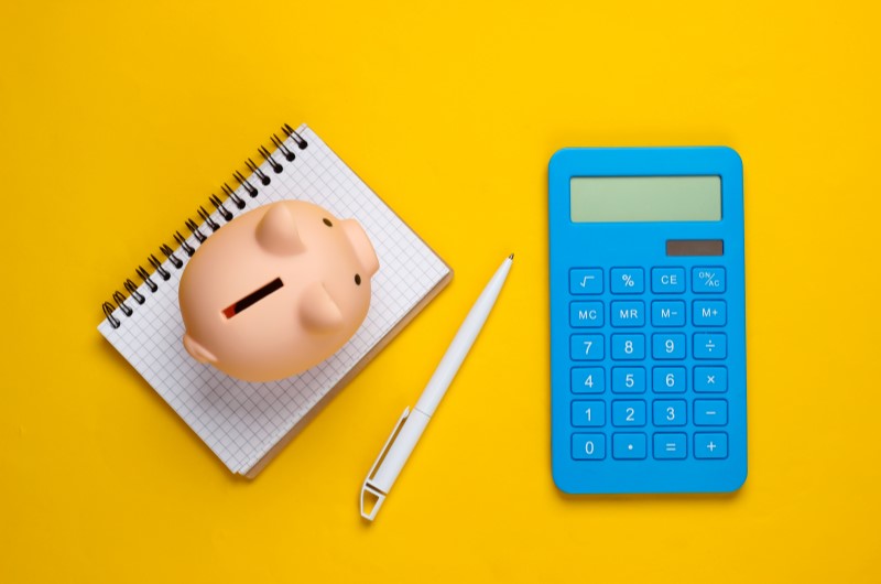 Um cofrinho, calculadora, agenda e caneta | Educação financeira | Economia e renda extra | Eu Dou Conta