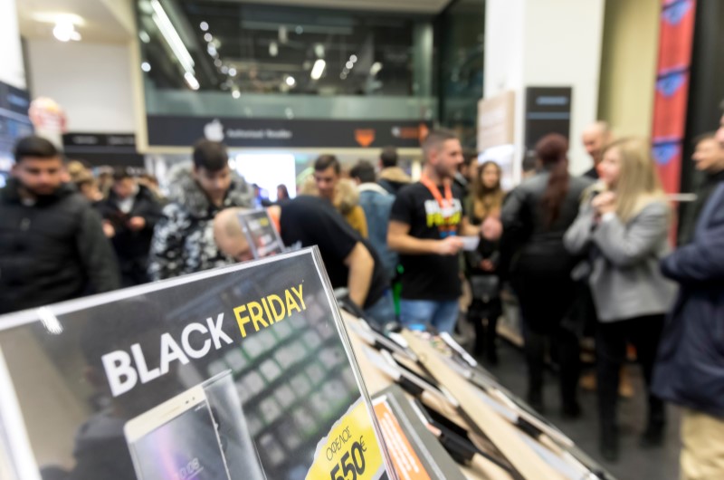O que é a Black Friday | Foto de uma loja com ofertas de Black Friday | Economia e renda extra | Eu Dou Conta