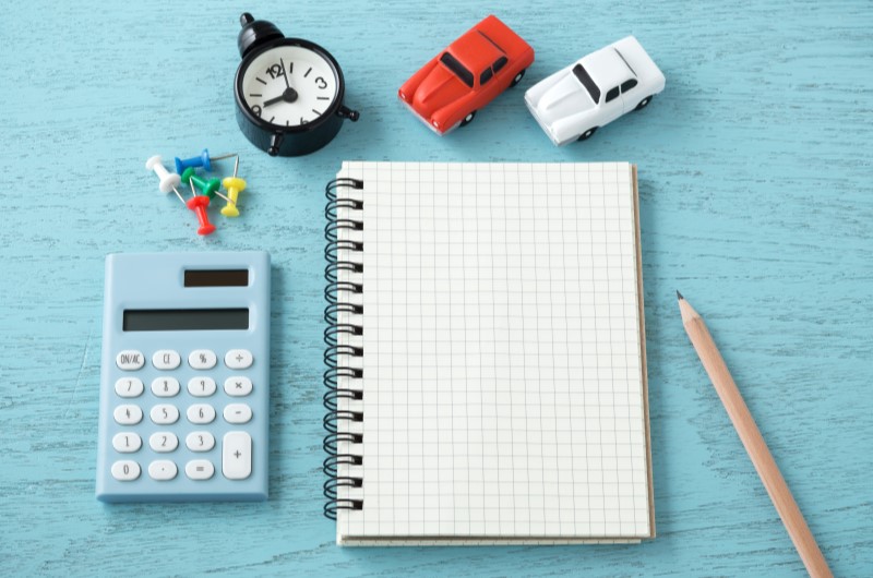 Como organizar as finanças | Um caderno, calculadora, lápis, relógio e carrinhos | Dúvidas sobre dívidas | Eu Dou Conta