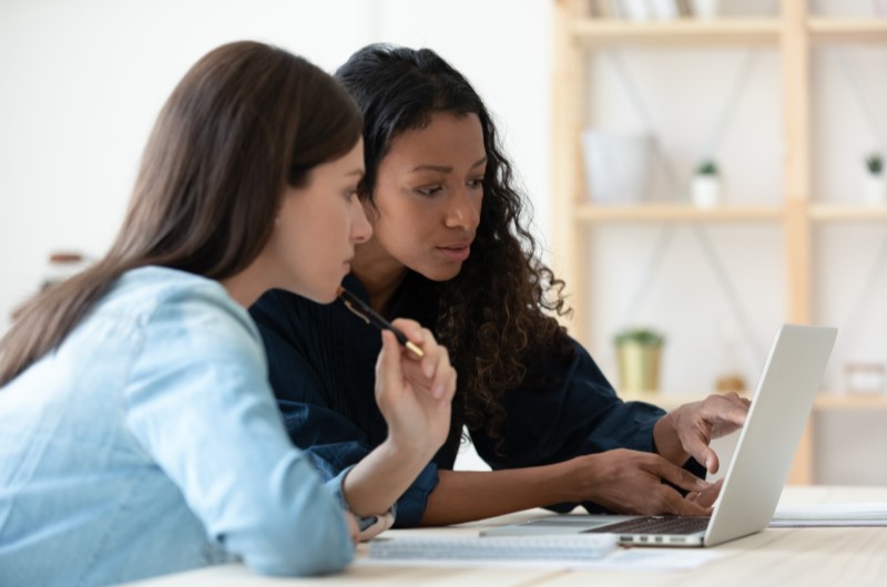 Duas amigas fazendo uma pesquisa na internet | Como consultar o CPF no Serasa | Eu Dou Conta