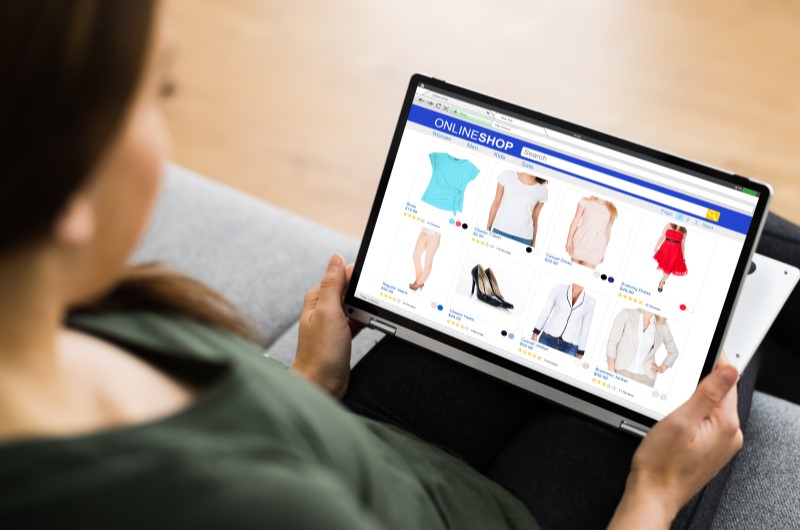 Exemplos de produtos para vender | Mulher comprando roupas na internet | Economia e renda extra | Eu Dou Conta