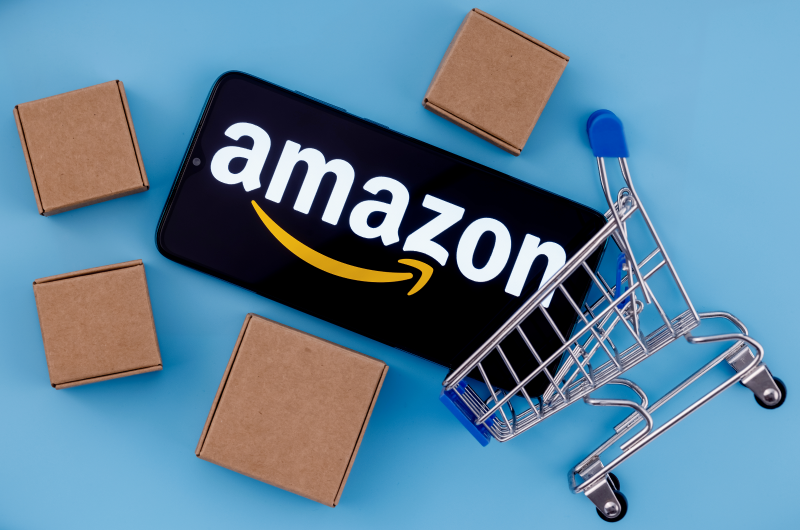 Programa de afiliados Amazon | Celular com logo da Amazon | Economia e renda extra | Eu Dou Conta