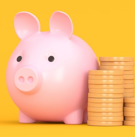 Renda extra | Foto de um cofrinho de porquinho com moedas | Economia e renda extra | Eu Dou Conta