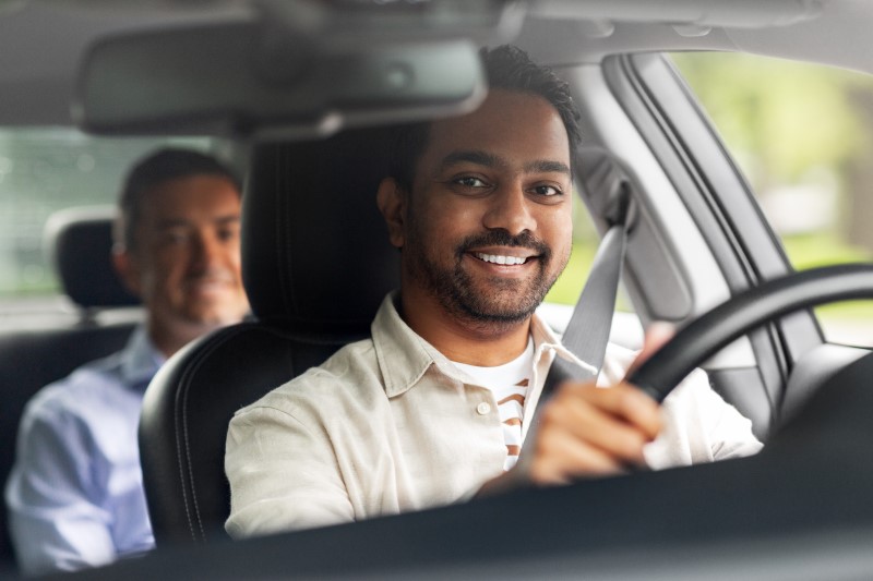 Seja motorista de aplicativo | Foto de um homem dirigindo carro com passageiro | Eu Dou Conta