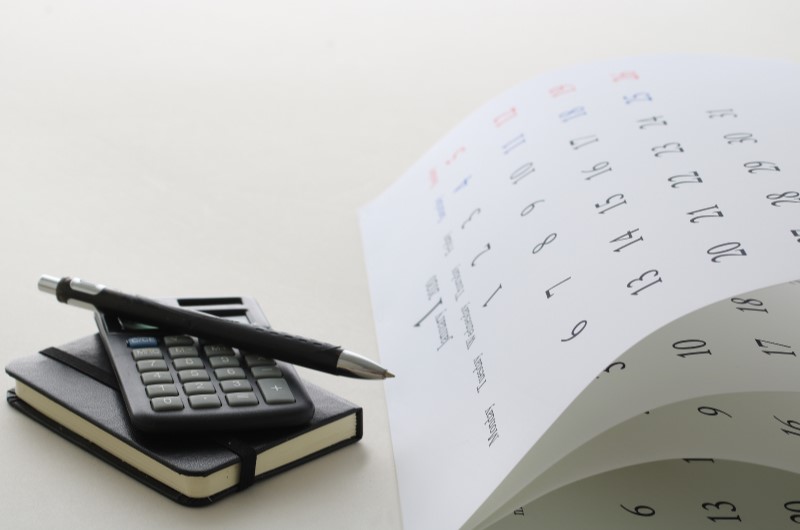 Eu Dou Conta dos impostos | Foto de um calendário, uma calculadora, um bloco de notas e uma caneta | Como limpar o seu nome | Eu Dou Conta