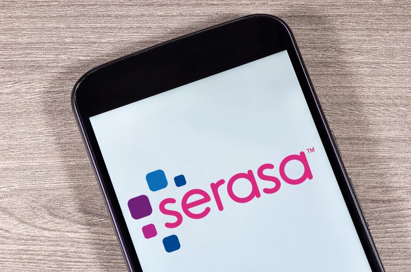 Serasa | Foto de um celular com o logo do Serasa | Eu Dou Conta
