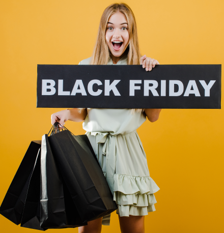 Black Friday 2022 | Foto de uma jovem moça segurando uma placa com letreiro da Black Friday | Economia e renda extra | Eu Dou Conta
