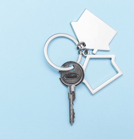 Como usar o FGTS para comprar imóvel | Foto de um molho de chaves com chaveiro de casinha | Dúvidas sobre dívidas | Eu Dou Conta