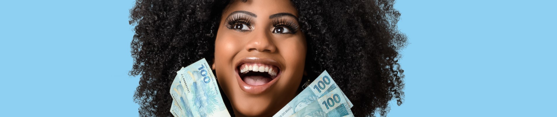 Décimo terceiro 2022 | Jovem mulher sorrindo segurando notas de cem reais | Economia e renda extra | Eu Dou Conta