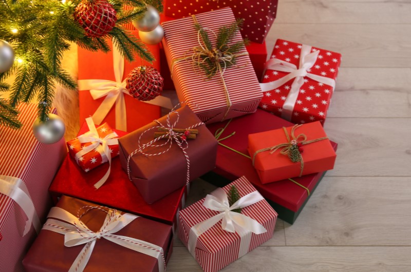 Compras de Natal | Foto de presentes de Natal embaixo da árvore | Como limpar o seu nome 