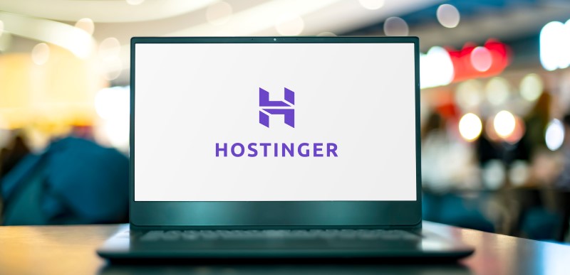 Como ser uma afiliado digital da Hostinger | Foto de um computador com o logo da Hostinger | Economia e renda extra | Eu Dou Conta