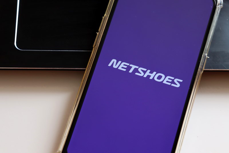 Como ser um afiliado da Netshoes | Foto de um celular com o logo da Netshoes | Economia e renda extra | Eu Dou Conta