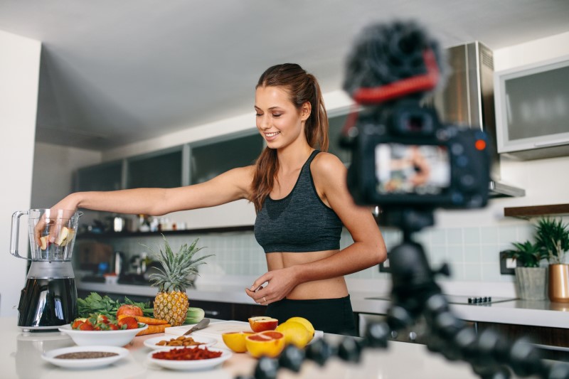 Produtor digital | Foto de uma mulher gravando vídeo de receita fitness | Economia e renda extra | Eu Dou Conta