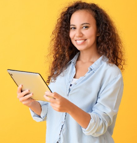O que é programa de afiliados | Foto de uma mulher feliz pesquisando no tablet | Economia e renda extra | Eu Dou Conta