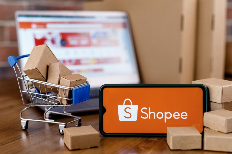 Como ser um afiliado da Shopee | Foto de um celular com o logo da Shopee | Economia e renda extra | Eu Dou Conta