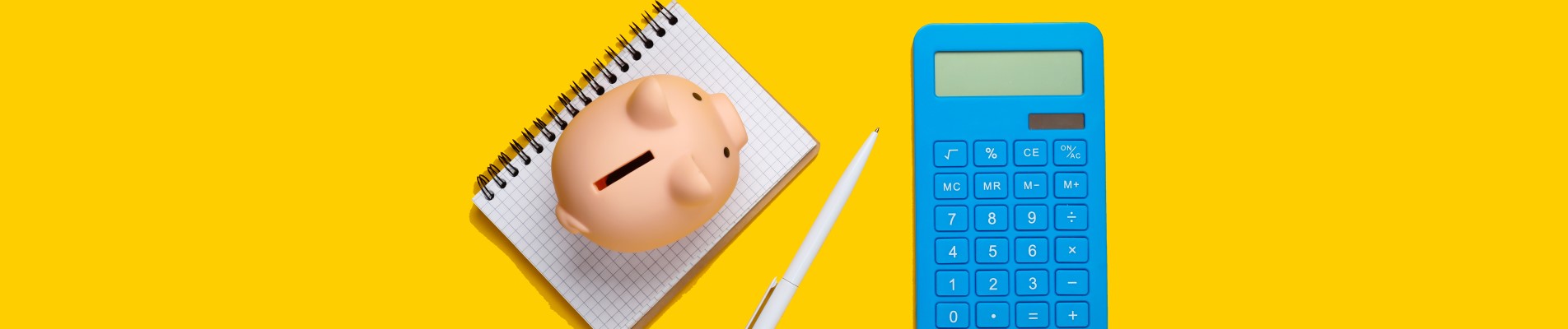 Planejamento financeiro: como fazer o seu | Foto de uma calculadora, um caderno e um cofrinho | Como limpar o seu nome | Eu Dou Conta