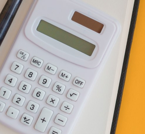 Como declarar o Imposto de Renda 2023 | Foto de uma calculadora, uma caneta e uma agenda | Dúvidas sobre dívidas | Eu Dou Conta