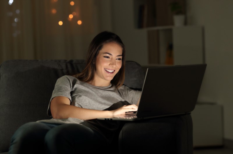 Como se tornar um afiliado da Shopee | Foto de uma mulher mexendo no computador a noite | Casa e Decoração | Blog Eu Dou Conta