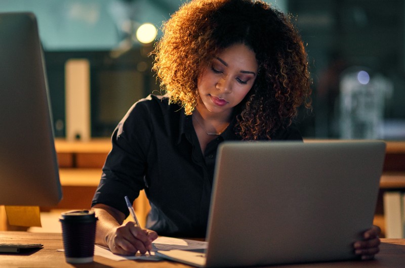 Qual a diferença entre autônomos e profissional liberal | Foto de uma mulher escrevendo algo na frente de um computador | Economia e renda extra | Blog Eu Dou Conta