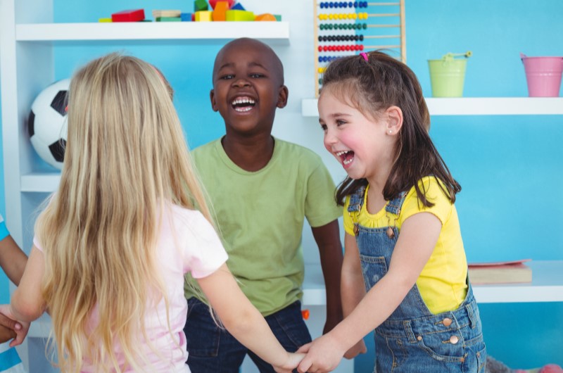 Defina um valor para os presentes de Dia das Crianças | Foto de três crianças sorridentes brincando | Economia e renda extra | Eu Dou Conta