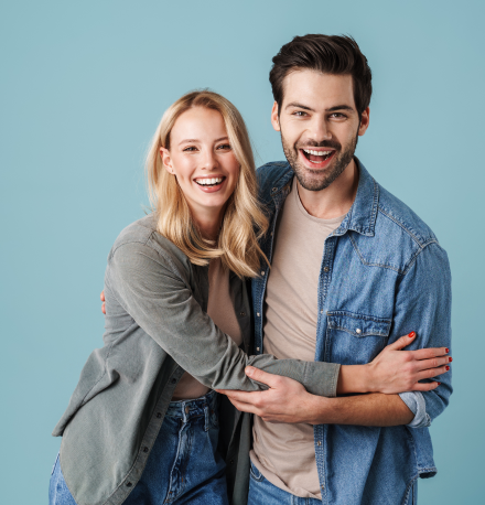Como planejar um casamento: passo a passo em 12 dicas! | Foto de uma casal sorridente se abrançando, com um fundo azul | Economia e renda extra | Eu Dou Conta
