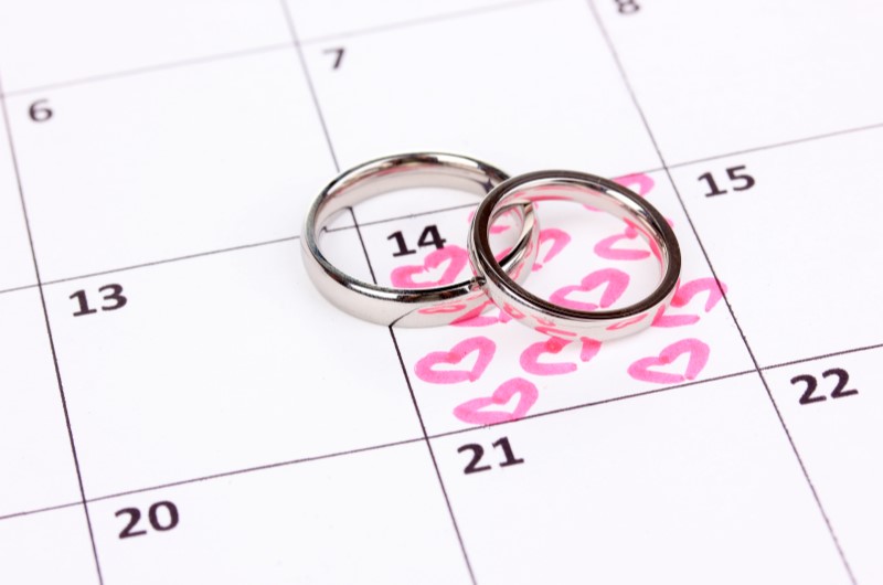Defina a data do casamento | Foto de um par de alianças sobre uma data marcada no calendário | Economia e renda extra | Eu Dou Conta 