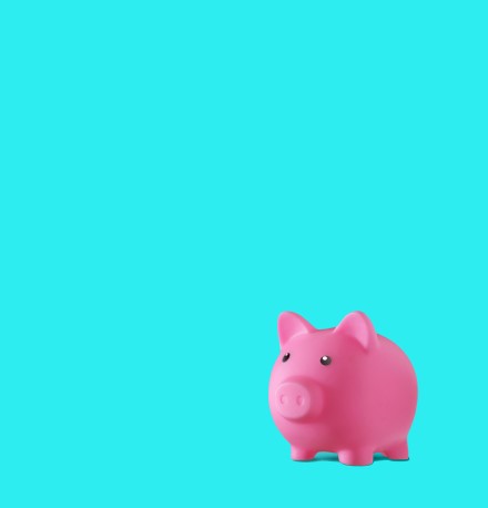 O que é educação financeira? Tudo que você precisa saber | Foto de um cofrinho cor de rosa em formato de porquinho | Economia e renda extra | Eu Dou Conta