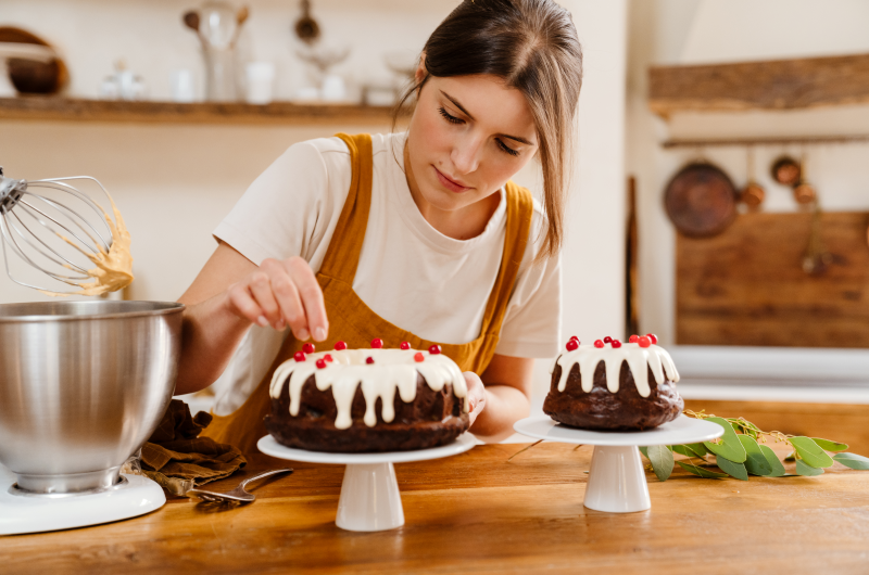10 dicas de como economizar na ceia de Natal | Foto de uma mulher decorando bolos para a ceia de Natal | Economia e renda extra | Eu Dou Conta 