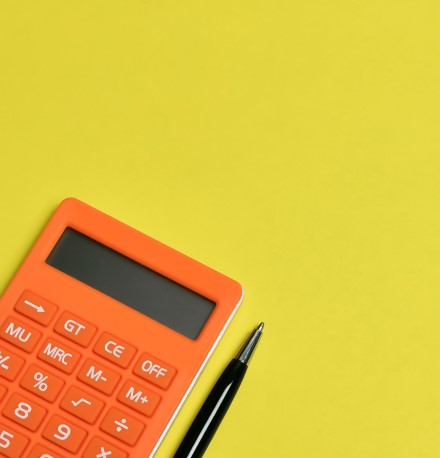 10 dicas de como economizar na ceia de Natal | Foto de uma calculadora e uma caneta | Economia e renda extra | Eu Dou Conta