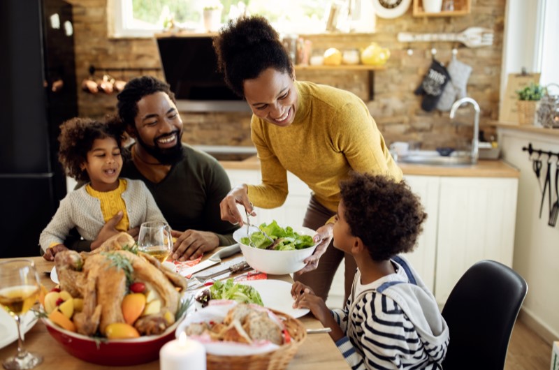 O que é ceia de Natal? | Foto de uma família feliz na ceia de Natal | Economia e renda extra | Eu Dou Conta 