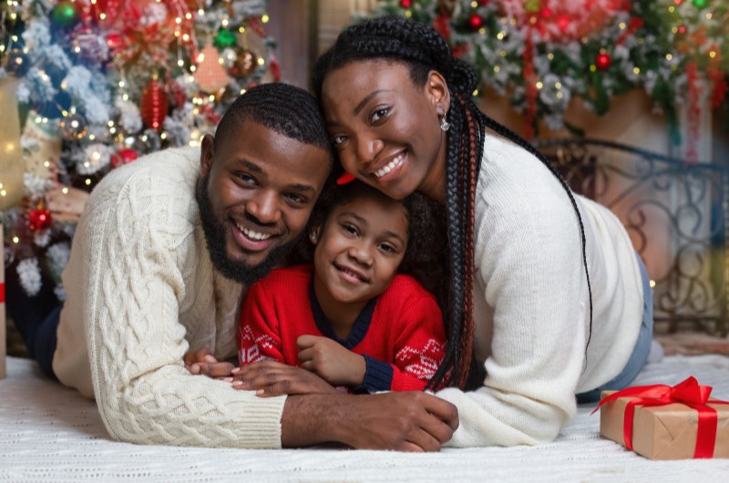 Qual o significado da ceia de Natal? | Foto de uma família feliz e sorridente comemorando o Natal | Economia e renda extra | Eu Dou Conta 