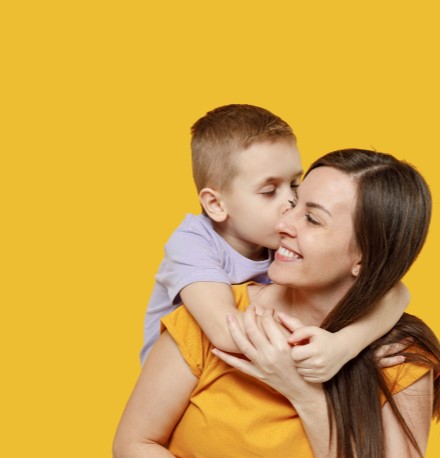 11 dicas de educação financeira para crianças | Foto de uma mãe e filho abraçados e sorridentes | Economia e renda extra | Eu Dou Conta