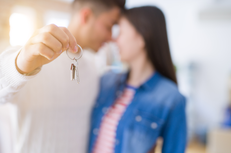Como se planejar financeiramente para sair do aluguel? | Foto de um casal segurando a chave da casa própria | Economia e Renda Extra | Eu Dou Conta 