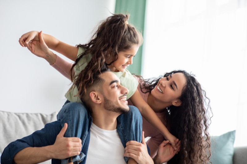 Seja um bom exemplo | Foto de uma família sorridente se divertindo | Economia e renda extra | Eu Dou Conta 