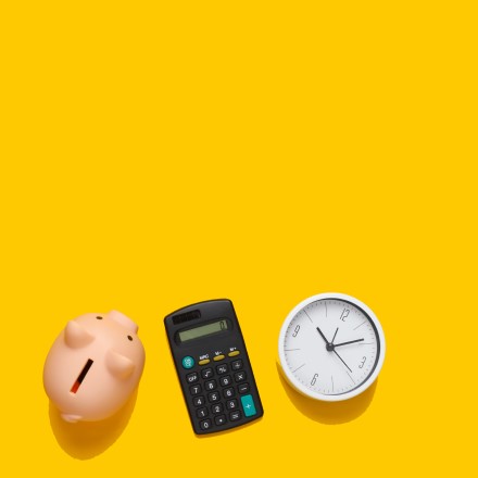 13 dicas de como se organizar financeiramente e pagar as contas em dia | Foto de um fundo amarelo com um cofrinho, uma calculadora e um relógio | Dúvidas sobre dívidas | Eu Dou Conta