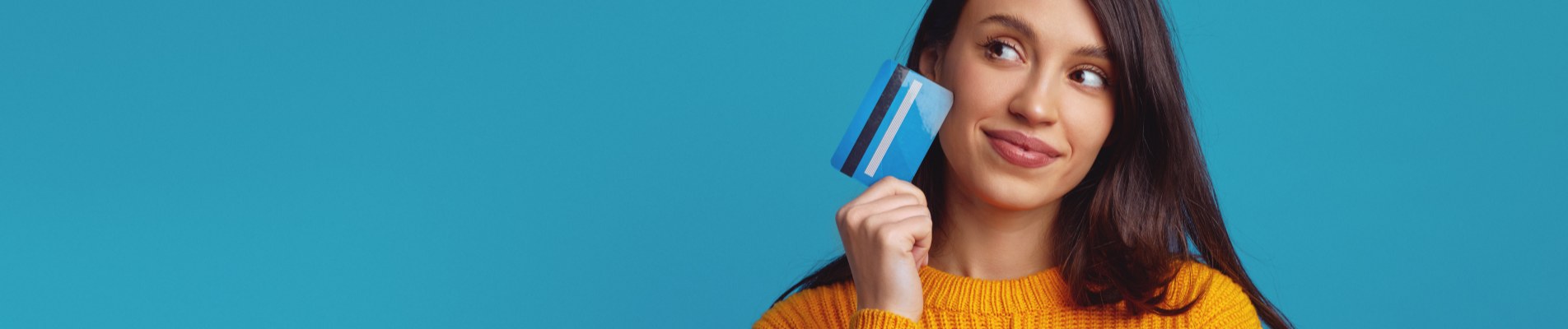 Cartão inadimplente: 6 dicas para sair dessa situação! | Foto de uma moça segurando um cartão em um fundo azul | Dúvidas sobre dívidas | Eu Dou Conta