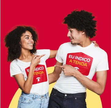 Amigos indicando a Tenda