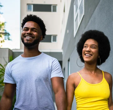 Casal feliz ao comprar apartamento Tenda