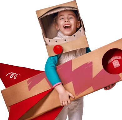 Criança sorrindo segurando um foguete de papelão da tenda - Mobile